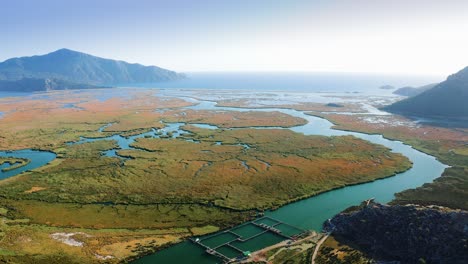 Vista-Aérea-Del-Valle-Del-Río-Cerca-Del-Mar-Mediterráneo-En-Turquía