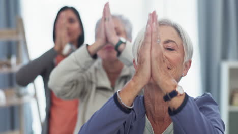 mujeres viejas, amigos y yoga