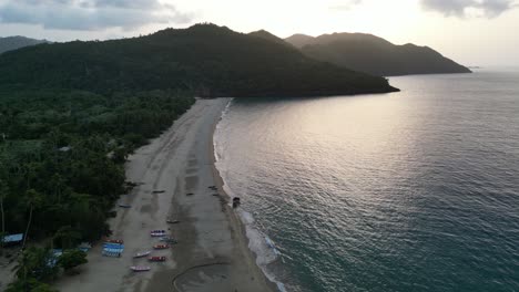 Toma-De-Drones-De-La-Playa-De-El-Valle-En-La-Península-De-Samaná-Durante-La-Puesta-De-Sol.