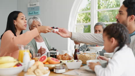 Frühstück,-Lächeln-Und-Morgen-Mit-Der-Großen-Familie