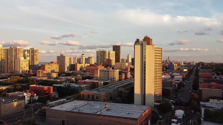 Filmagem de drone do bairro de Edgewater ao longo do Lago Michigan em Chicago