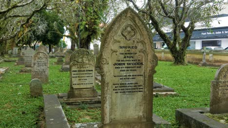 Auf-Einem-Alten-Malaysischen-Friedhof-Liegen-Die-Gräber-Verstorbener-Menschen