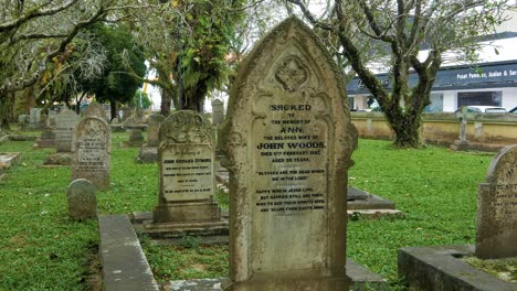 un antiguo cementerio de malasia alberga las tumbas de las vidas perdidas