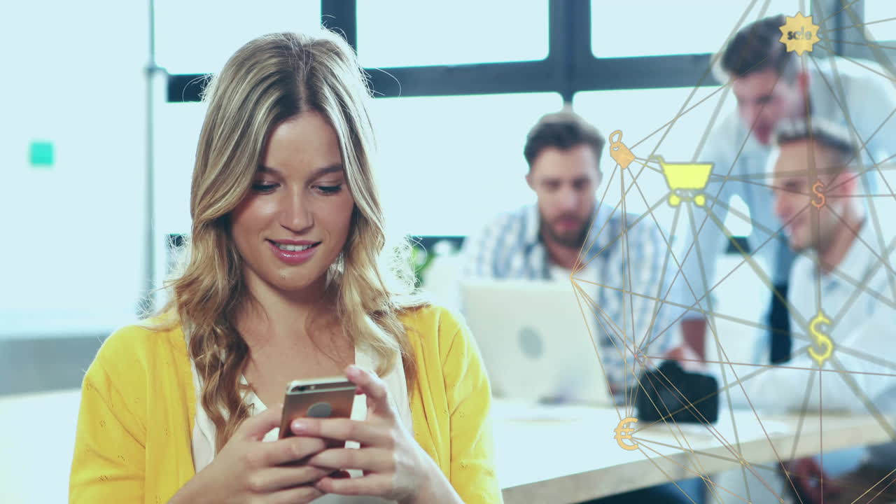 animación de la red de negocios minoristas sobre una mujer caucásica feliz usando un teléfono inteligente en una oficina casual