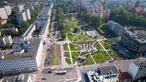 Toma-Aérea-A-Vista-De-Pájaro-Que-Muestra-El-Parque-Rodeado-Por-El-Vecindario-En-Gdynia-Durante-El-Día-Soleado