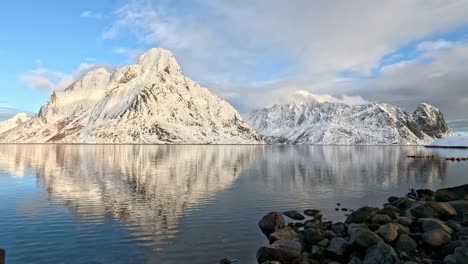 Olstinden-Y-Festhaeltinden-En-Lofoten-En-Un-Tranquilo-Día-De-Invierno,-Reflejos-En-La-Superficie-Del-Mar-Que-Se-Mueve-Suavemente