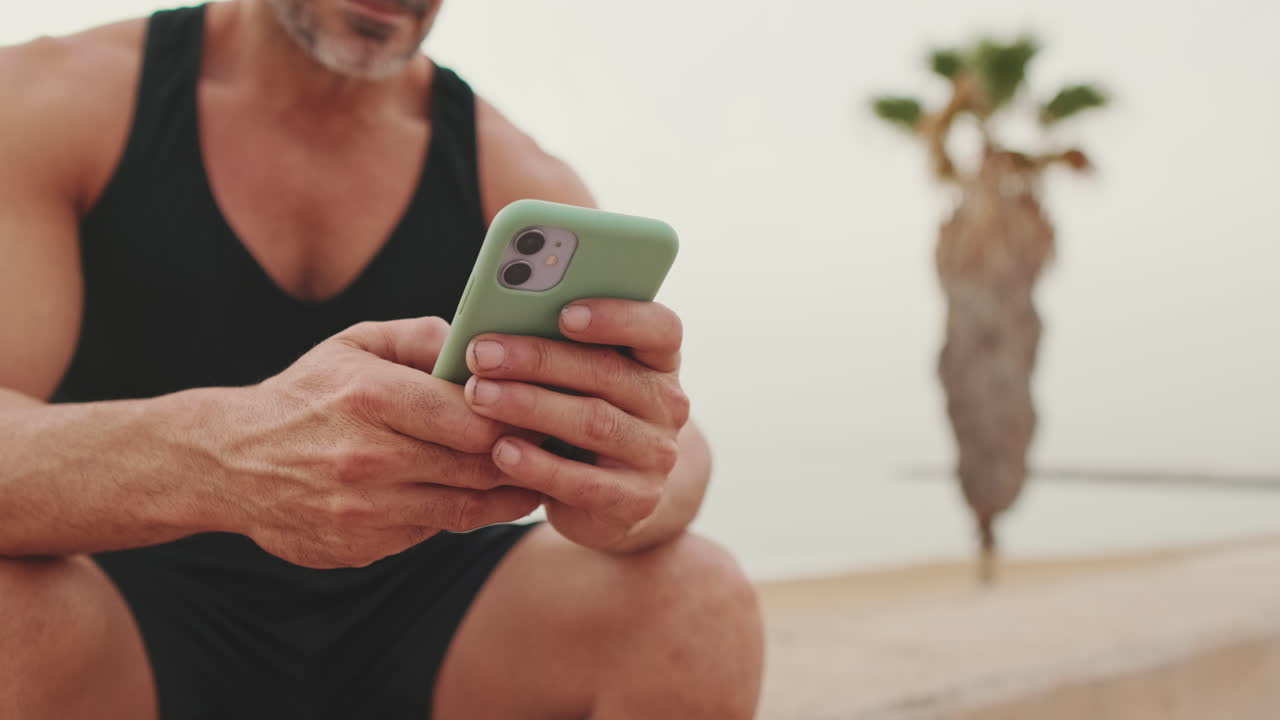 Hombre usando el teléfono móvil al aire libre
