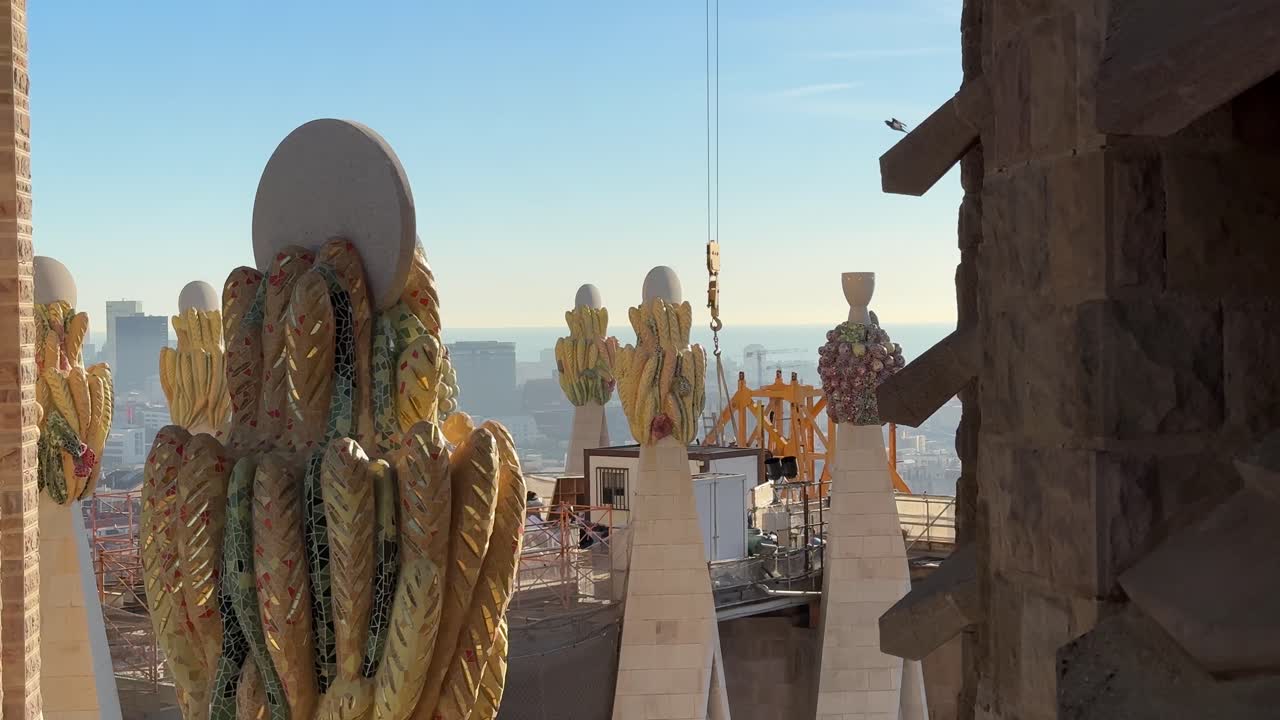 현재 건설 중인 성 가족 대성당의 외부 세부 사항, 예술적 및 조각적 세부 사항