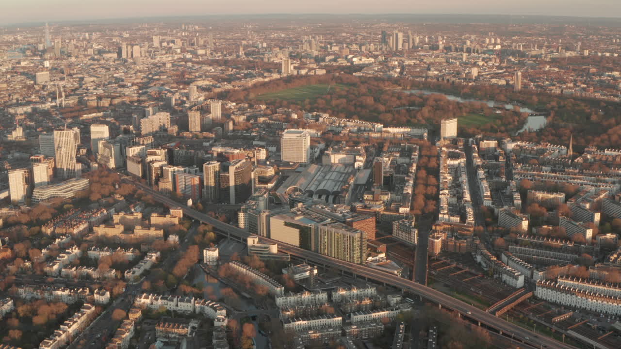Ripresa aerea sulla stazione di Paddington a Londra Ovest al tramonto