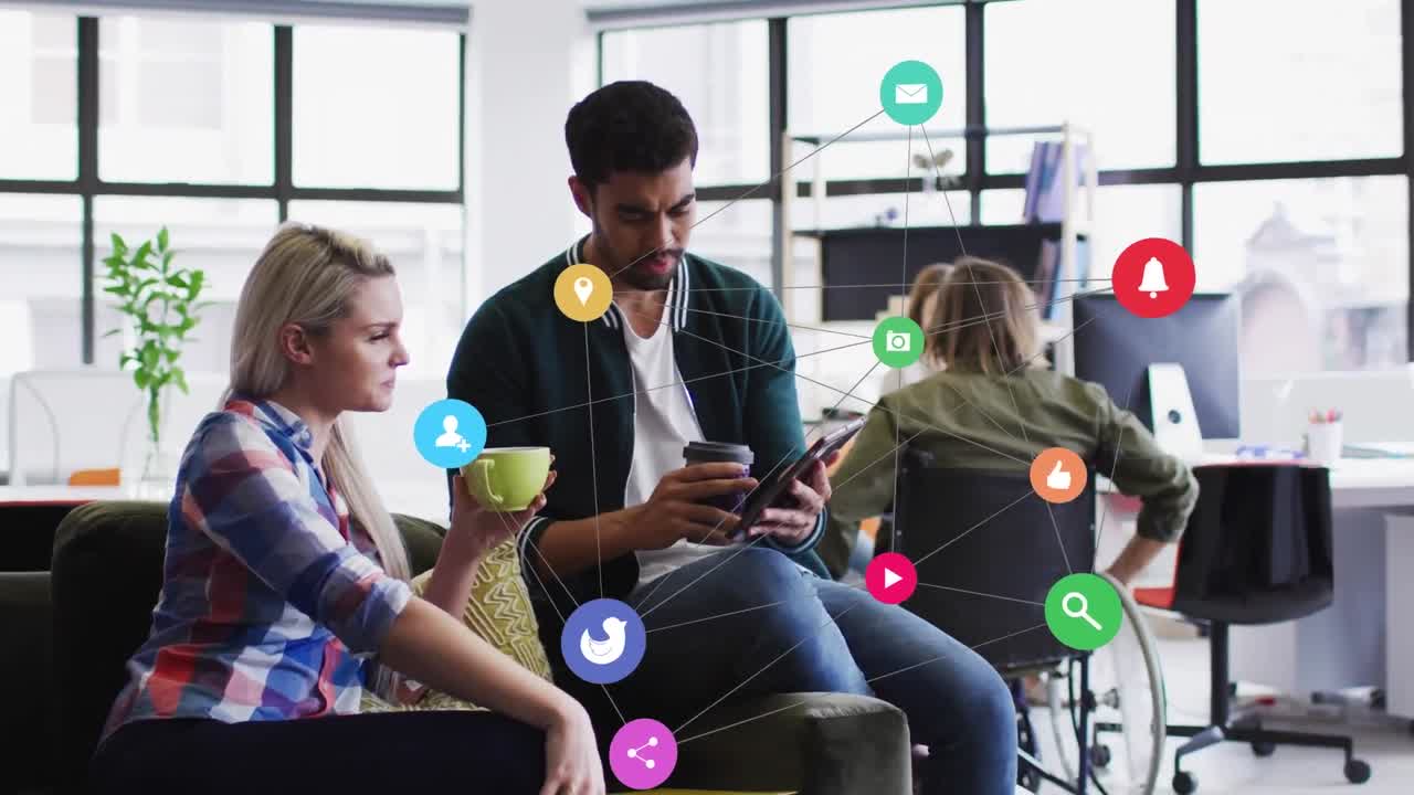 animación de iconos de medios sobre dos personas de negocios diversas que usan tableta