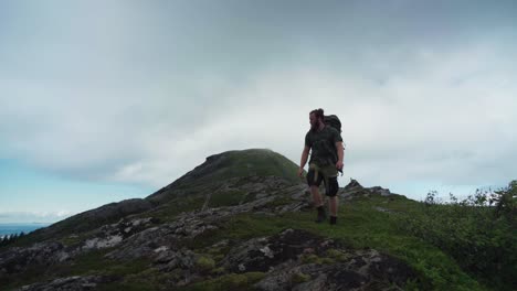 Norweger-Mit-Rucksack-Auf-Den-Wanderwegen-In-Lurøyfjellet,-Norwegen