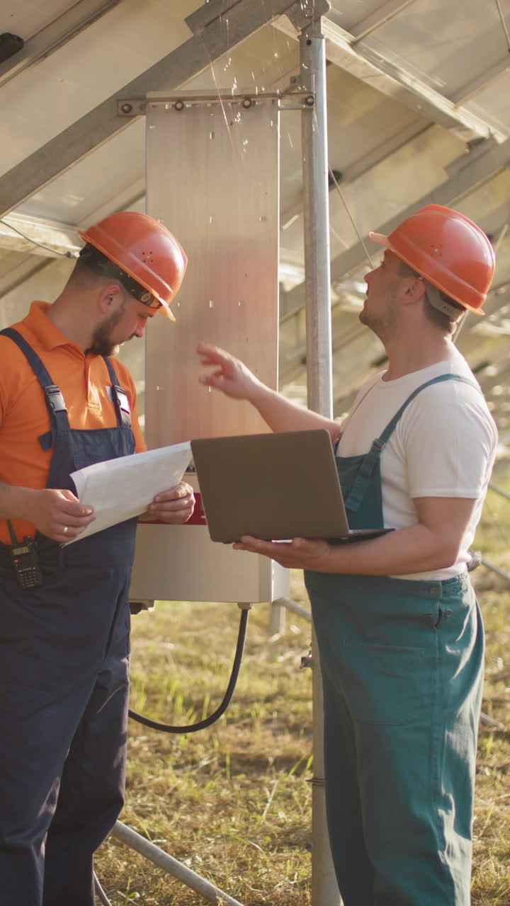 Lodret video om solcelleteknikere