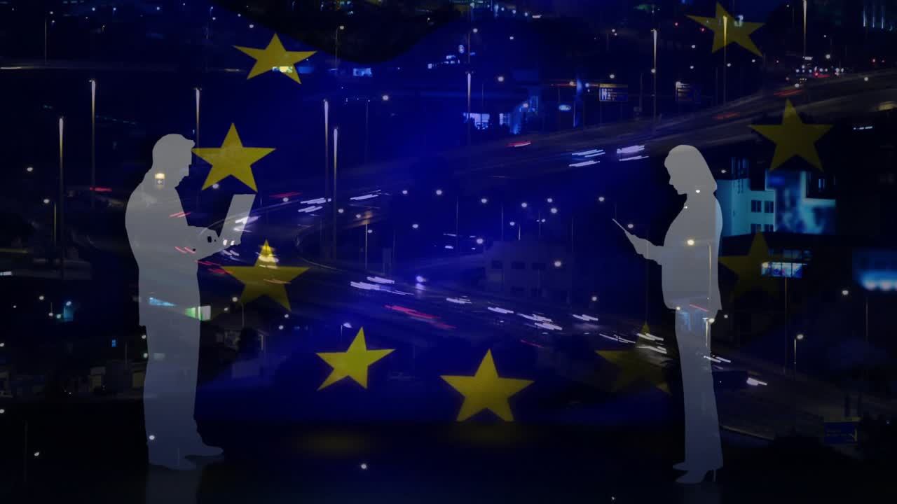 Scie di auto che spazzano via le stelle, duo con telefono e portatile collegati per lavorare sotto le stelle dell'UE