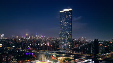 Puente-De-Manhattan-Y-Un-Edificio-De-Manhattan-Square,-Nueva-York