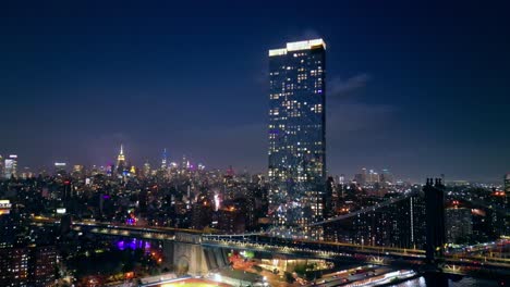 el puente de manhattan y el edificio one manhattan square, nueva york
