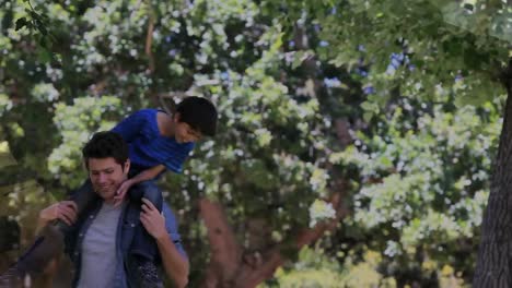 animación de un padre caucásico con su hijo en el parque sobre las hojas.
