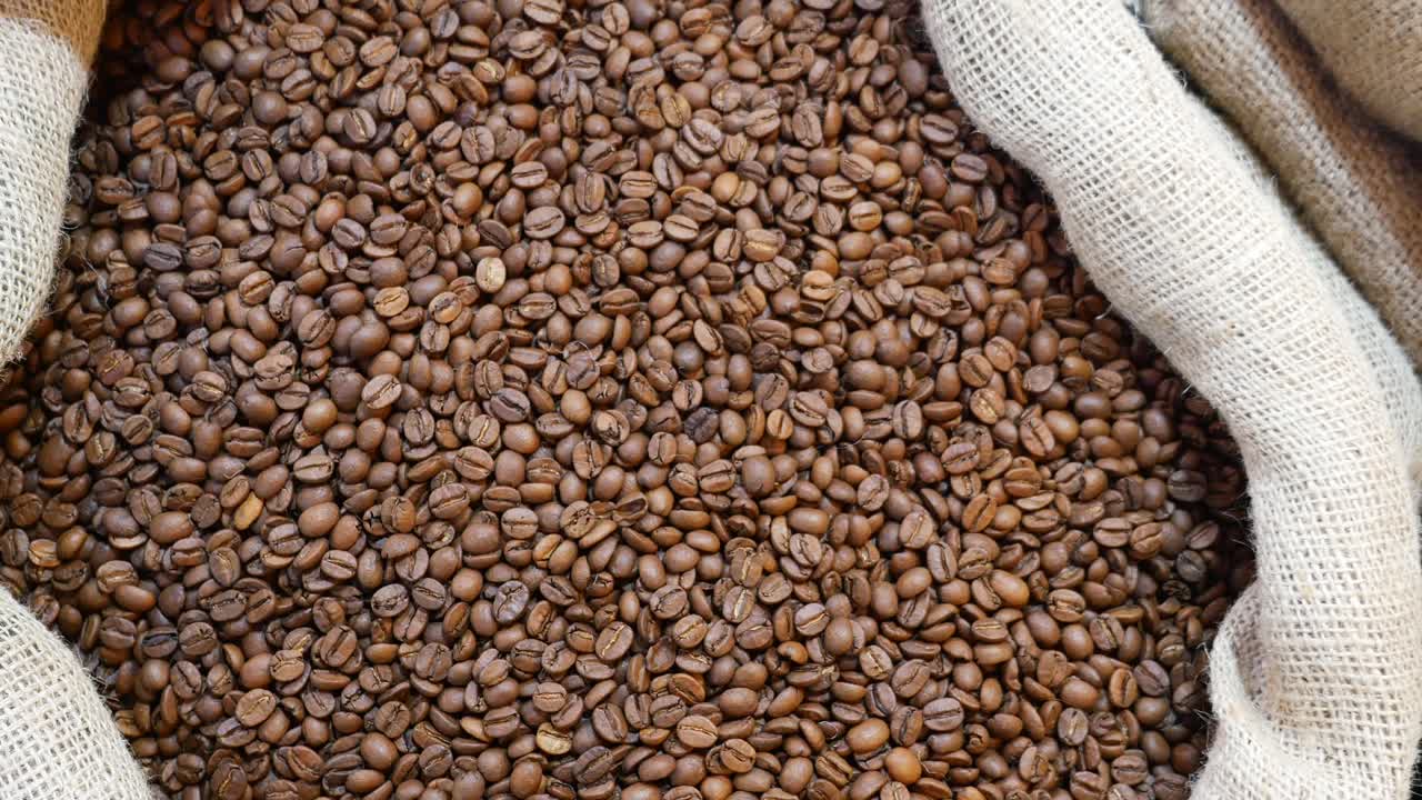 granos de café en un saco de tela