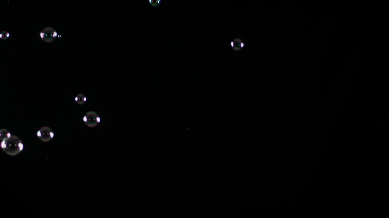 검은 바탕에 분리 된 수프 거품