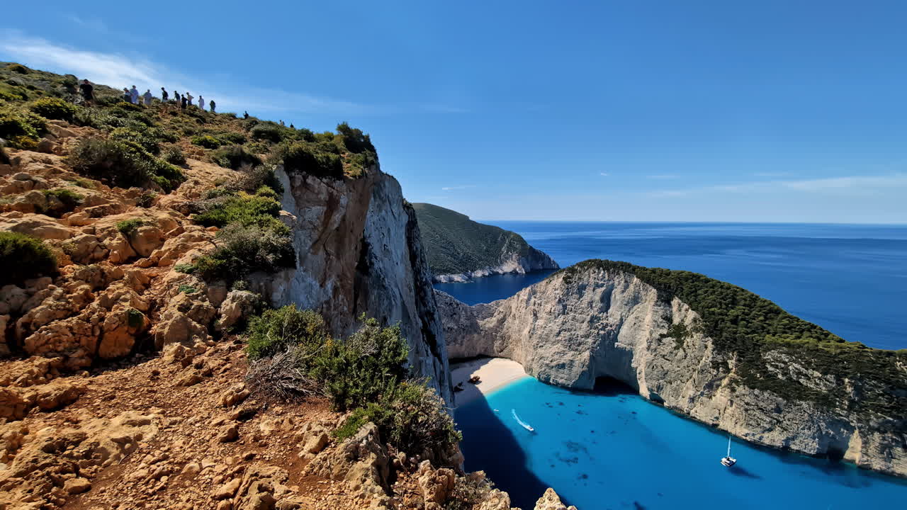 paisaje panorámico lento de acantilados con un horizonte claro y azul en la playa de navagio, grecia