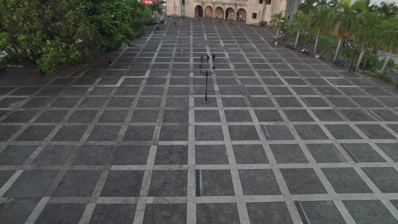 Revealing Plaza de la Hispanidad Square and Colonial Palace Alcázar de Colón in Santo Domingo