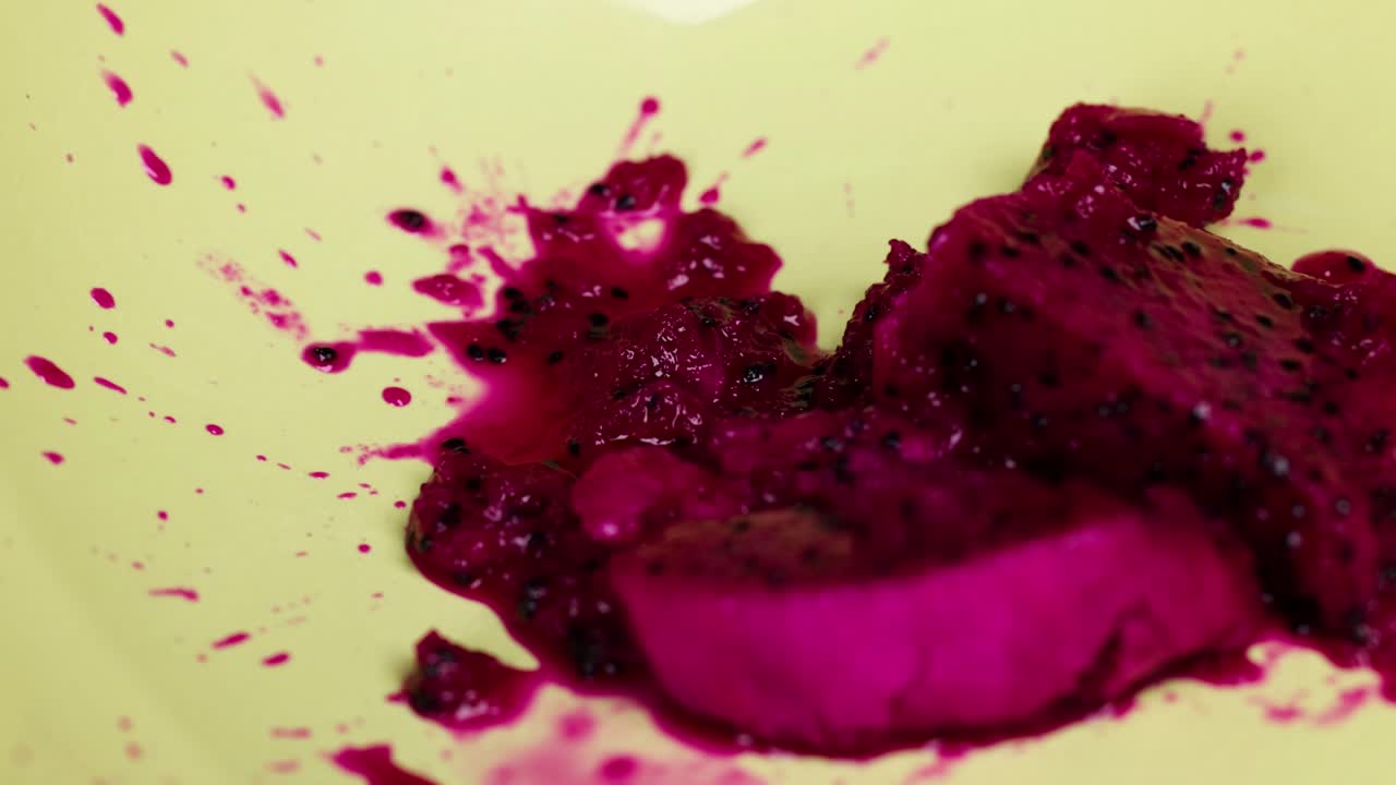 rebanadas de frutas de dragón salpicando en un cuenco