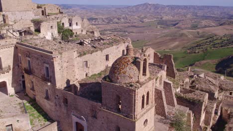 Antigua-Iglesia-Del-Campanario-De-Craco-En-Una-Ciudad-Fantasma-Desierta,-Antena