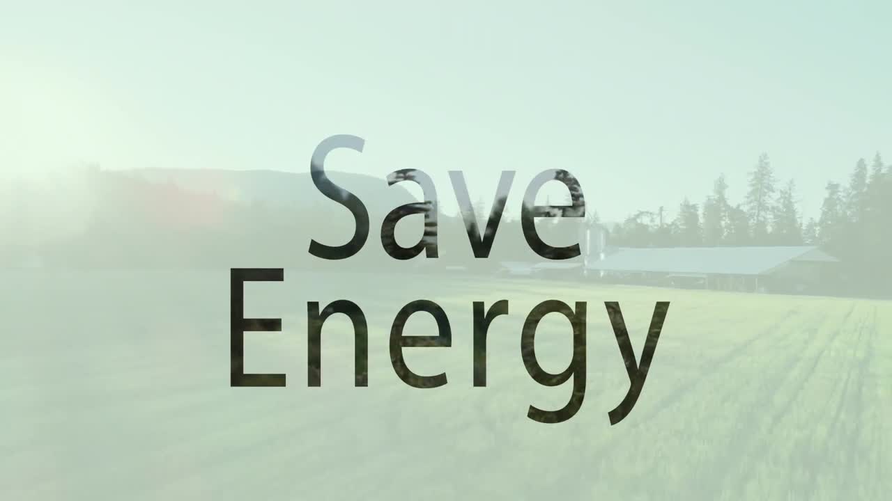 에너지 절약 텍스트의 애니메이션, 지붕 셰드, 농업 필드 및 은 하늘의 태양의 공중 전망.