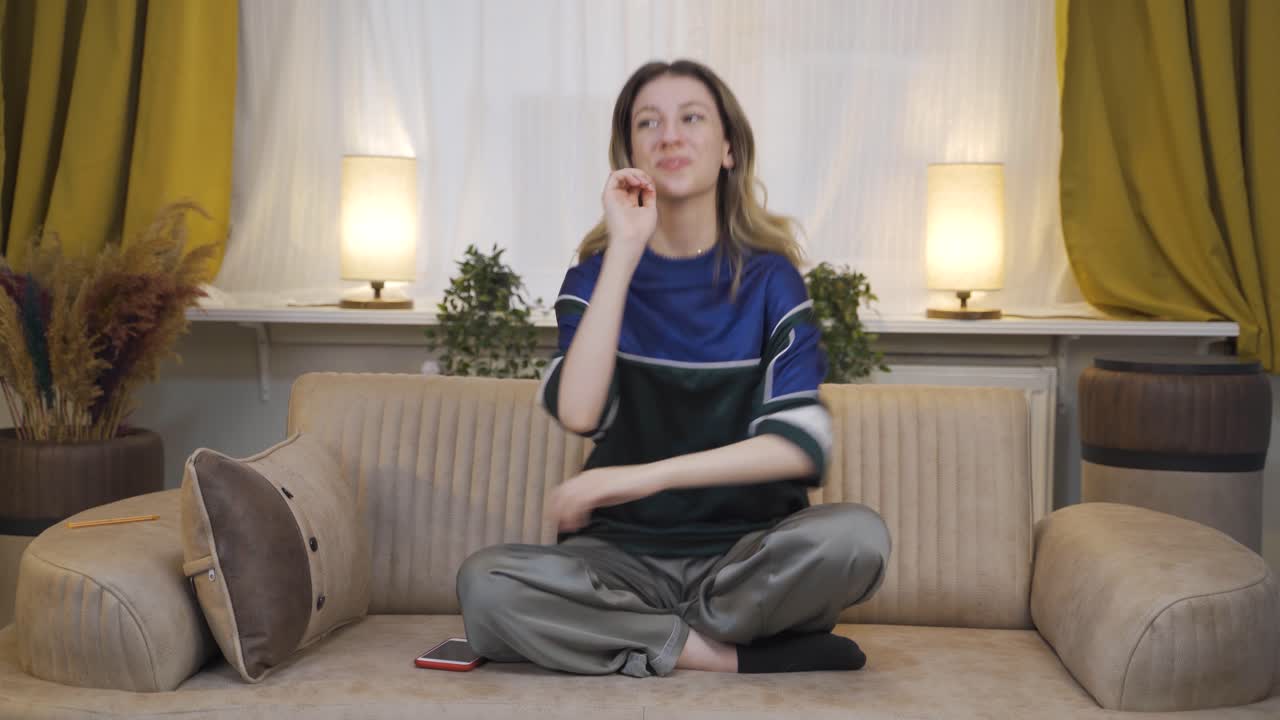 걱정되고 긴장한 젊은 여성.