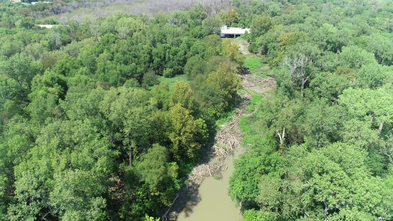 Video aéreo del río Elm Fork Trinity cerca de la carretera 380
