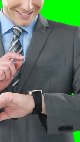 hombre de negocios usando reloj inteligente