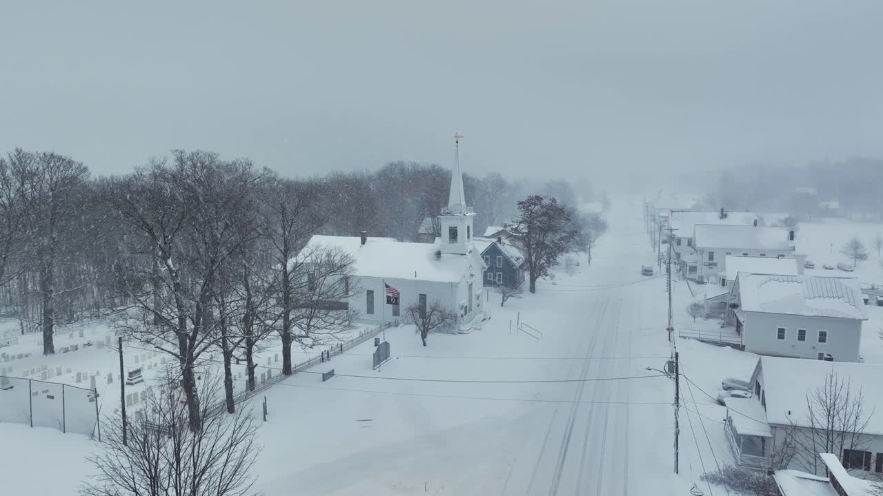ciudad de monson cubierta por un manto de nieve antena