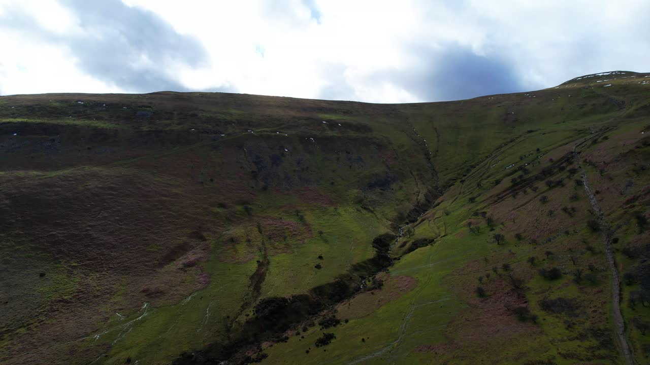 panorámica aérea sobre el valle verde montañoso con el río en el parque nacional brecon beacons en un día nublado