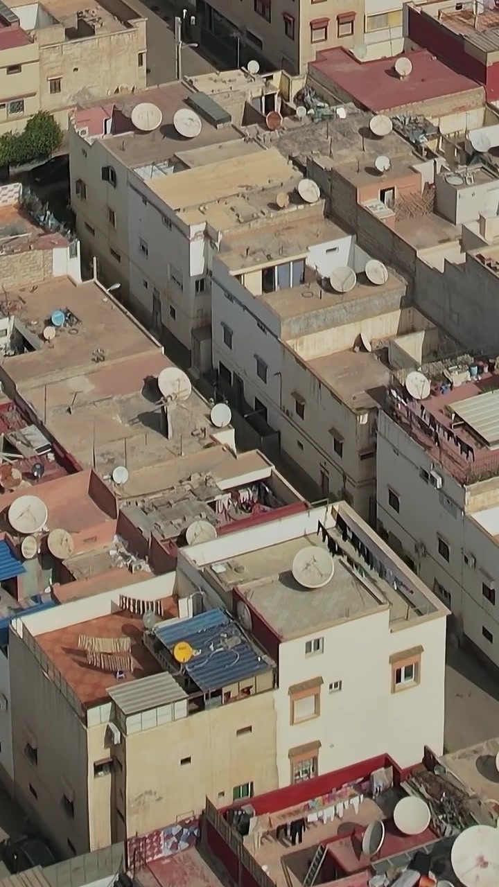 Rotatoria trafficata in Marocco mostra veicoli e persone in movimento