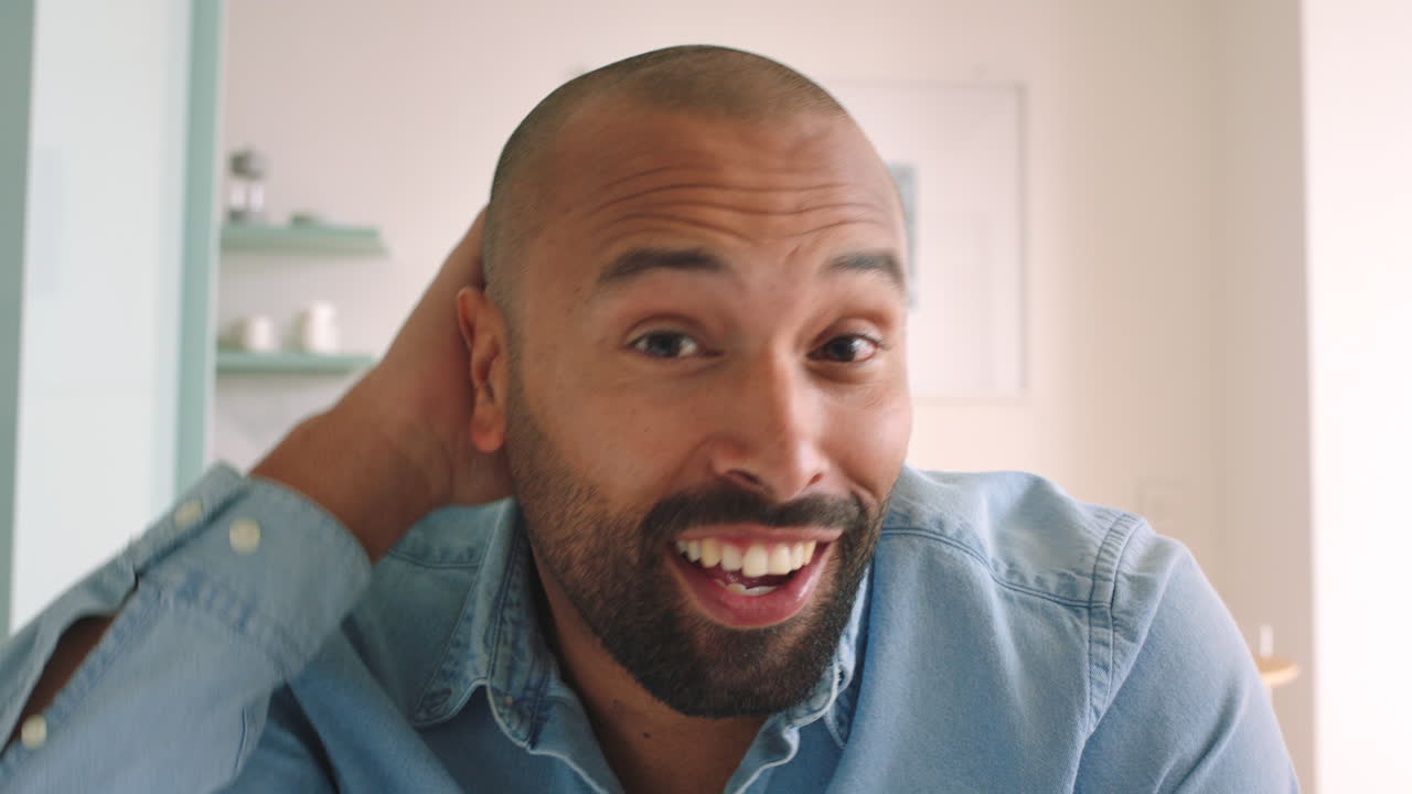 videollamada, onda y comunicación con un hombre