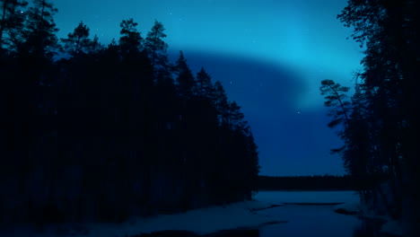 Impresionante-Toma-Cinematográfica-De-La-Aurora-Boreal-Sobre-Un-Arroyo-Y-Un-Bosque