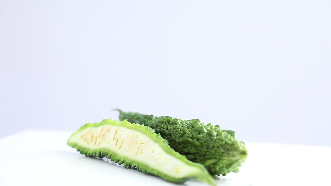 흰색 배경 측면 샷에서 회전하는 전체 및 절반 여주