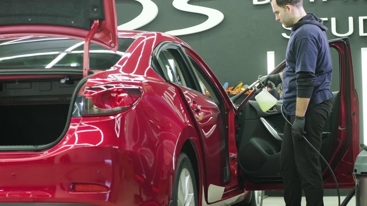 limpieza profesional de automóviles. lavado de sars. detalles interiores. limpieza en seco y detalles del interior de un automóvil. limpeza profunda de asientos. limpeza de espuma en el lavado de automóviles; limpieza del panel del automóvil del polvo. una aspiradora