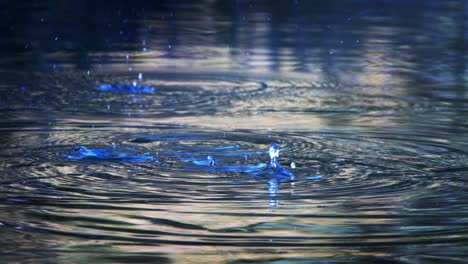 gotas de agua en el agua del lago