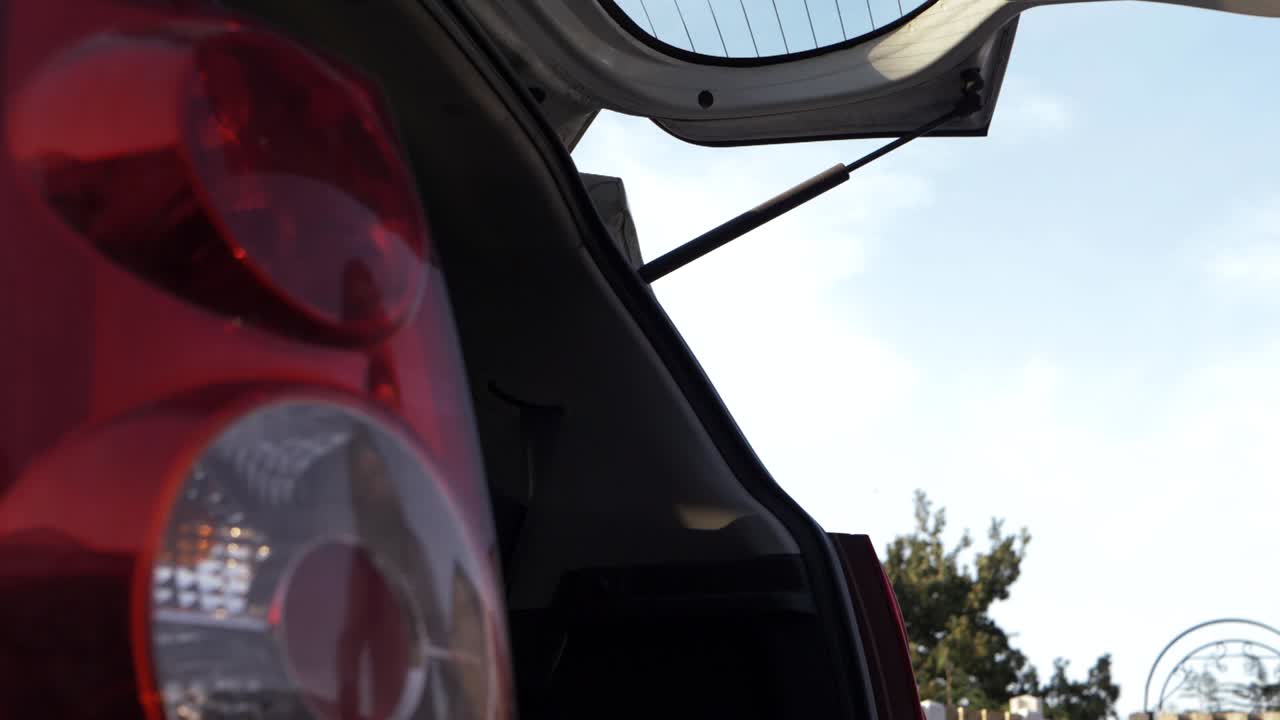 открытие багажника автомобиля средний низкий снимок