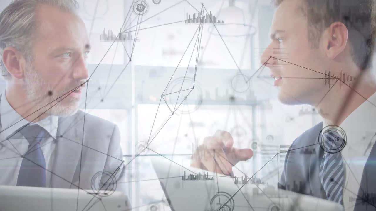 태블릿을 사용하는 두 명의 백인 사업가에 대한 연결 네트워크의 애니메이션