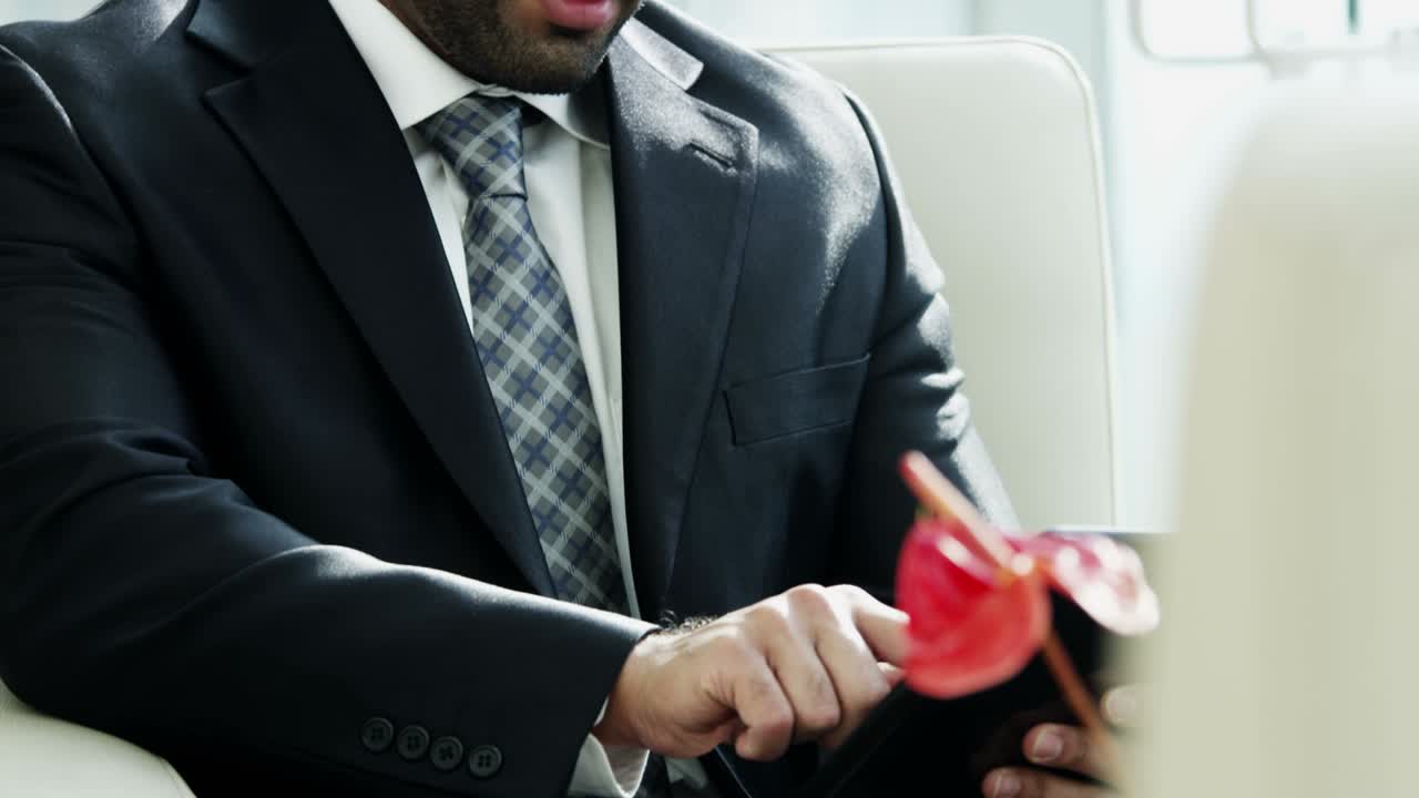 retrato de un ejecutivo de negocios árabe con un dispositivo inalámbrico