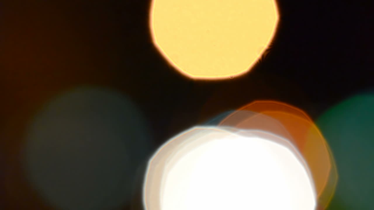 Luzes circulares à noite na cidade. Tráfego no meio da noite.