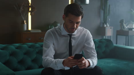 Businessman-using-mobile-phone-in-office.-Manager-typing-message-on-smartphone