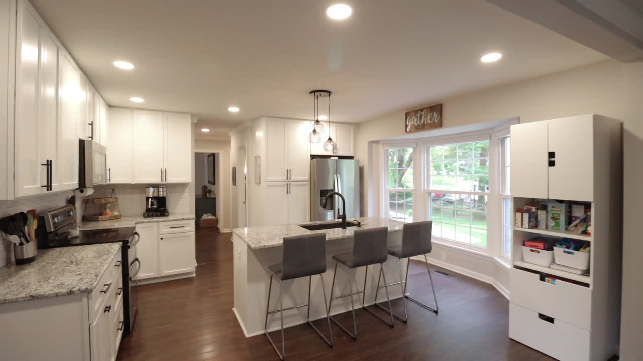 imágenes de cardán orbitando en la cocina de una casa de lujo con una isla