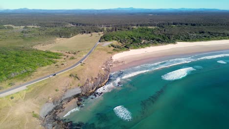 Drohne-Aus-Der-Luft,-Landschaftsaufnahme,-Allradantrieb,-Straßenspur,-Landzunge,-Strand,-Buschland,-Ozean,-Reisen,-Tourismus,-Crescent-Head,-Kempsey,-NSW,-Australien,-4K