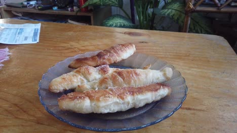 Closeup-traditional-Argentine-sweet-pastry-dish,-facturas-bakery-served-on-plate