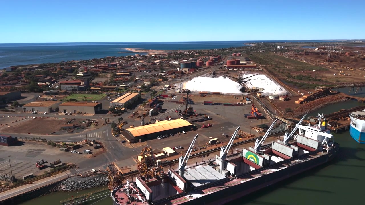 Vista aerea di materie prime caricate su una nave a Port Hedland, Australia.
