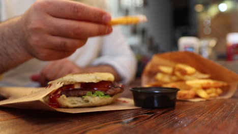 comiendo hamburguesas fritas de comida rápida