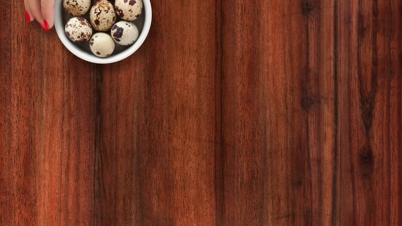 ofreciendo huevos de codorniz