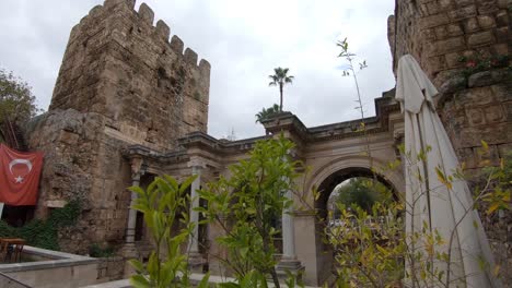 acercándose a la puerta de adriano en antalya, turquía